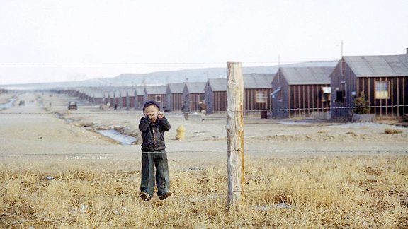 Heart_Mtn_Bill_Mambo_clutching_barbed_wire_fence