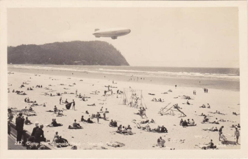 Navy_blimp_Seaside_OR_1943